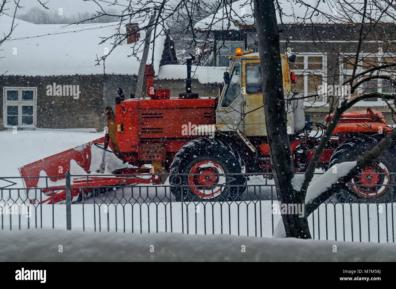 Chasse-neige, enlever la neige de la route en hiver, tempête Zavet, Bulgarie, Europe Banque D'Images