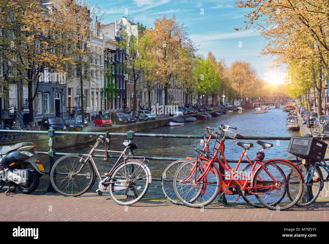 Amsterdam canal, pont et maisons de la cité médiévale Banque D'Images