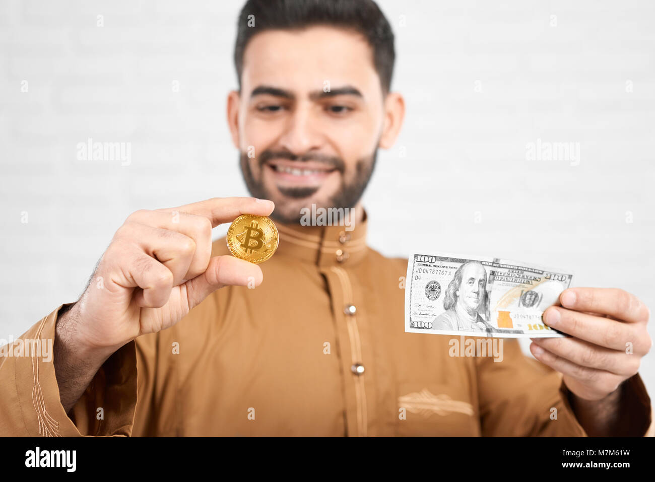 Bitcoin or par rapport à sa valeur de cent dollars Banque D'Images