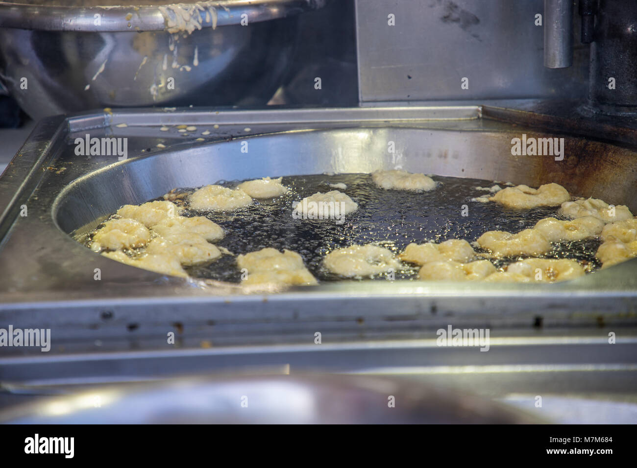 Valence, Espagne - 11/25/2018 : photo horizontale bunuelos de cuisson de la pâte à frire à l'huile un churros stand lors de Fallas de Valencia Banque D'Images