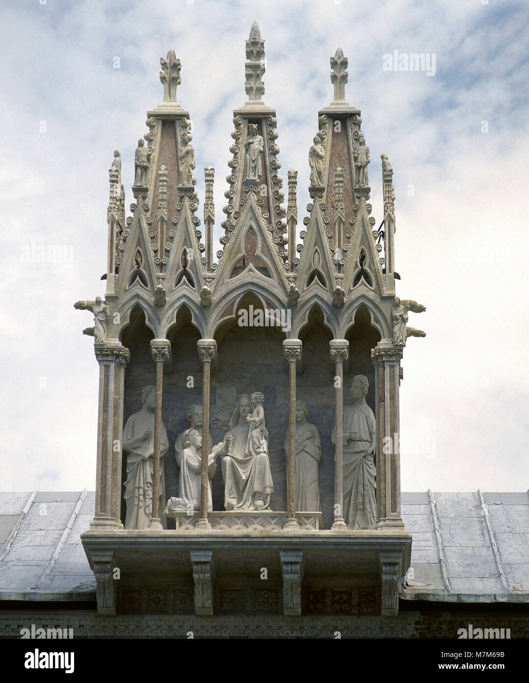 Giovanni Pisano (ca. 1250-ca. 1315). Camposanto Monumentale, 14e siècle. Tabernacle gothique. Il contient la Vierge Marie avec l'Enfant entourée de quatre saints. Pise, Italie. Banque D'Images
