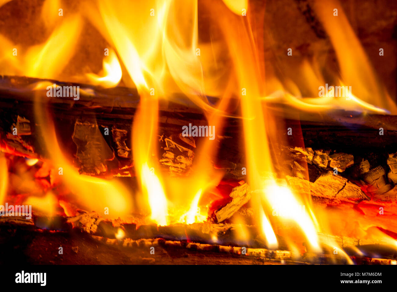 Bois de feu dans la cheminée libre. La combustion du bois de chauffage
