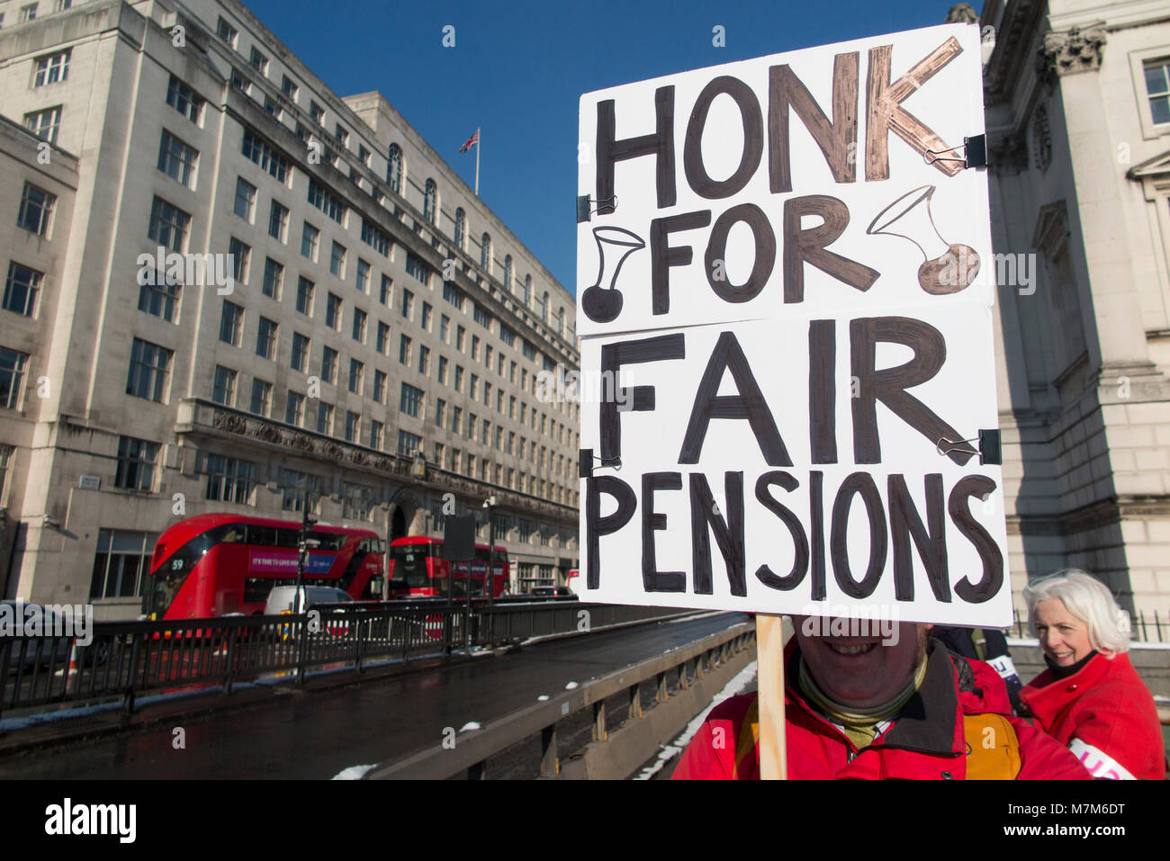 Un démonstrateur exigeant un changement à des universitaires de pension Banque D'Images