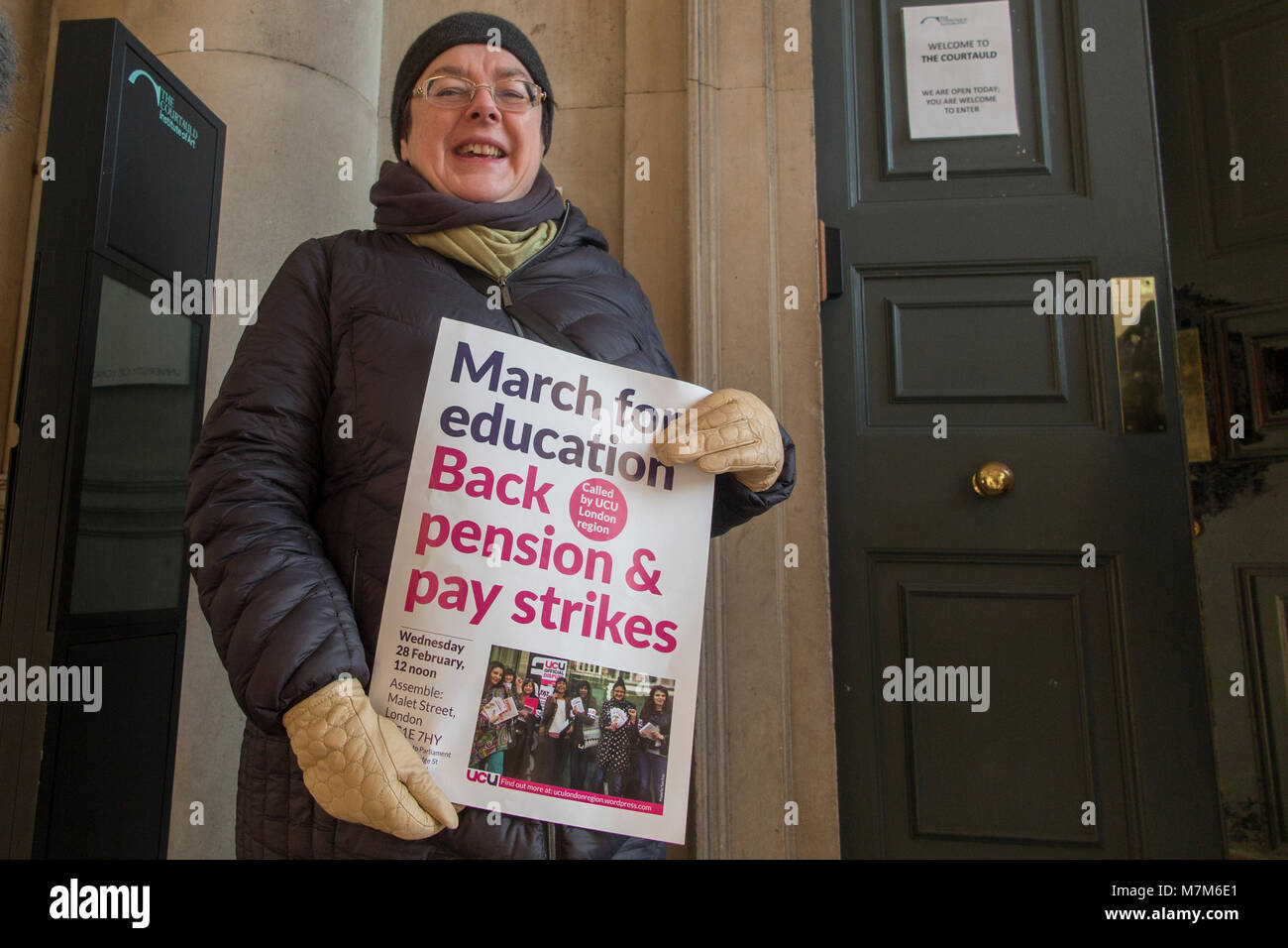 Un démonstrateur exigeant un changement à des universitaires de pension Banque D'Images