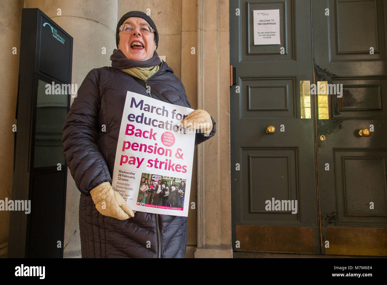 Un démonstrateur exigeant un changement à des universitaires de pension Banque D'Images