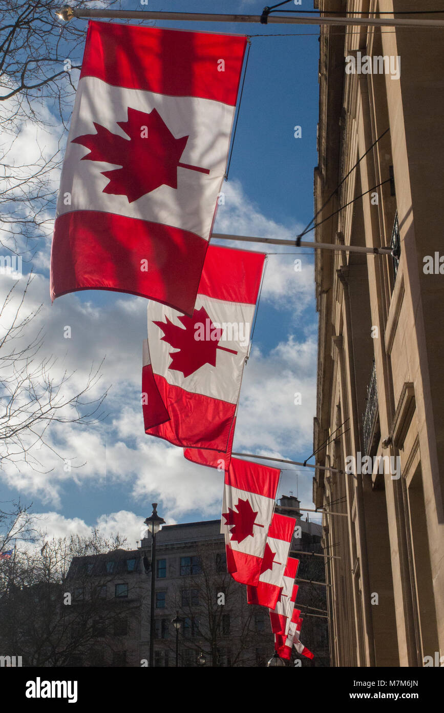 Drapeaux à l'extérieur de l'Ambassade du Canada à Londres Banque D'Images