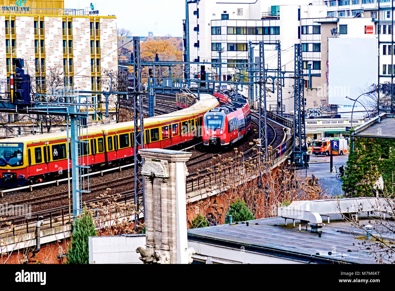 Berlin (Allemagne) : Bahngleise Bürohäuser und ; les voies et les blocs de bureau Banque D'Images