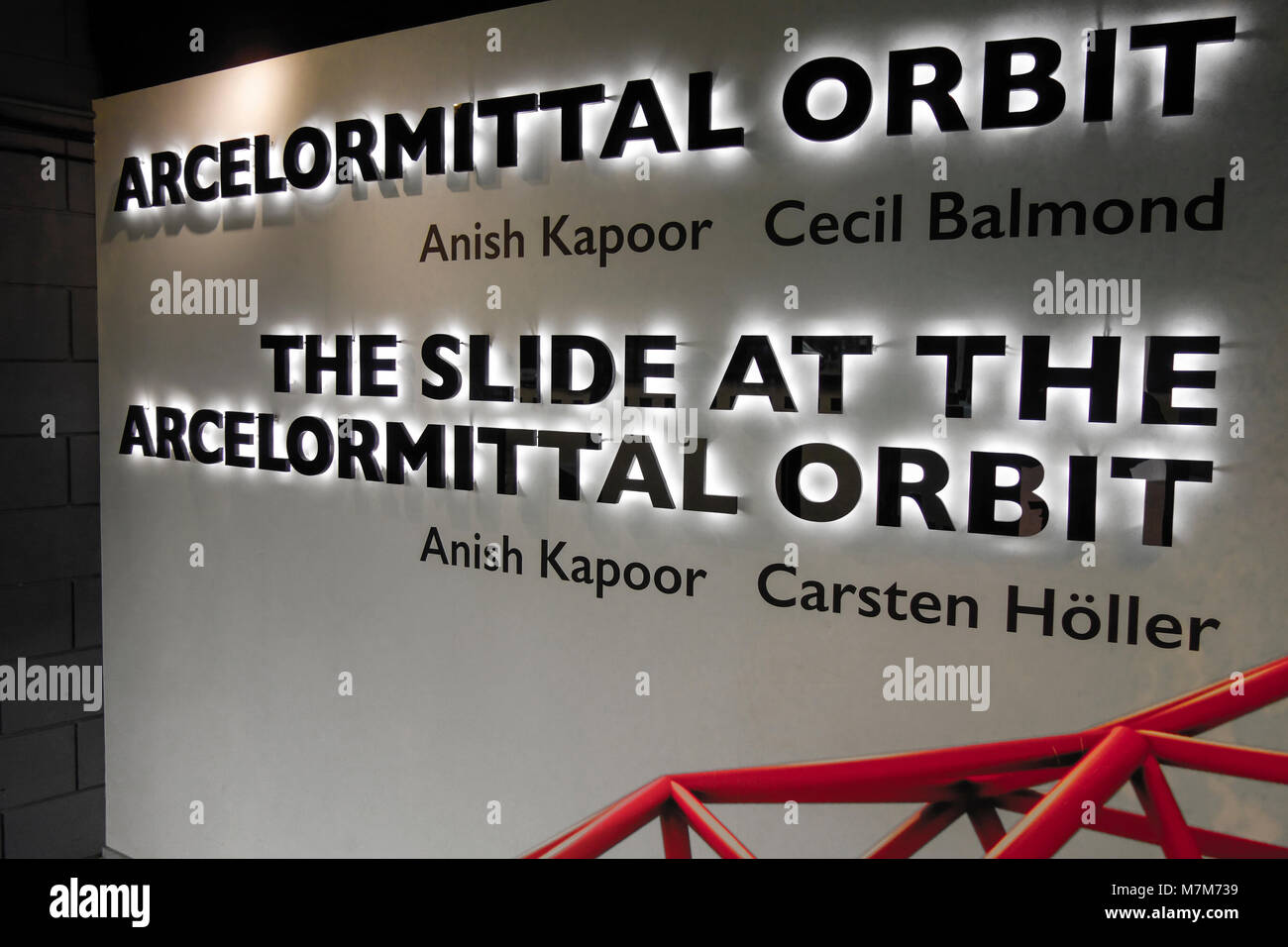 Les panneaux publicitaires dans l'Arcelormittal Orbit Sculpture, Stratford, London, UK Banque D'Images