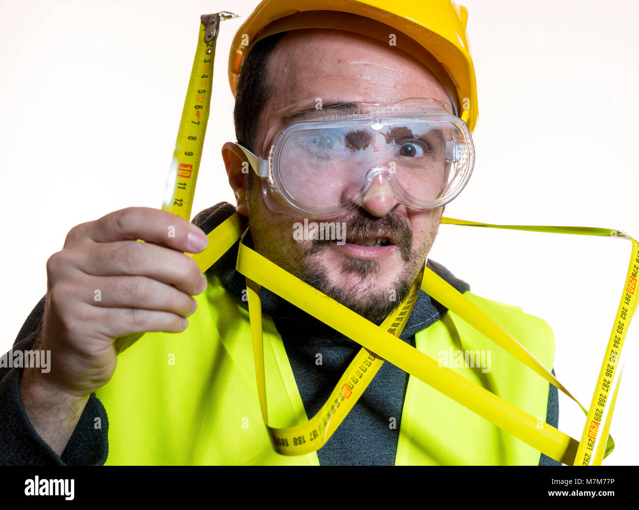 Passe-temps d'un homme qui veut faire un travail sans connaissance, sans expérience de travail. Faire vous-même, l'homme habillé en jaune builder casque avec gl de protection Banque D'Images