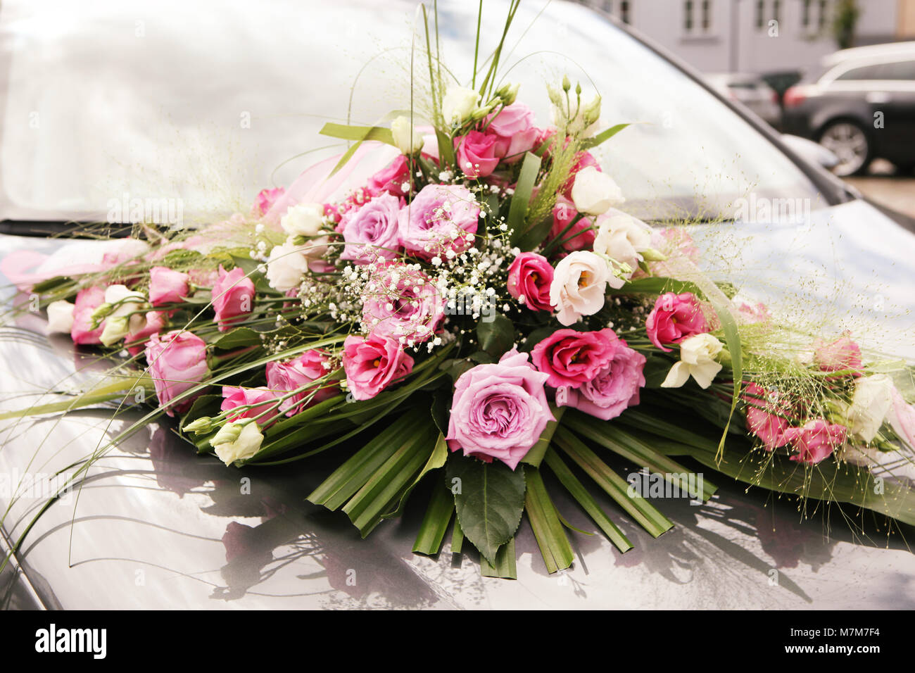 Un magnifique bouquet de roses roses décorées dans un voiture de mariage Banque D'Images