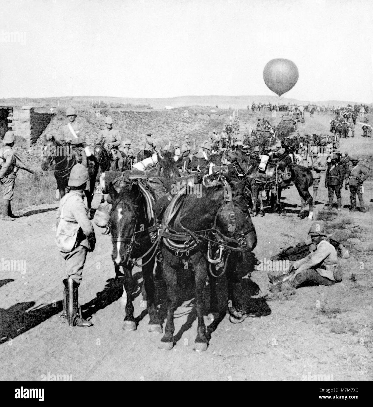 Guerre des Boers. La 84e Batterie et Balloon Corps de l'armée britannique avance vers Johannesburg, Afrique du Sud, au cours de la Deuxième Guerre des Boers (1899-1902). Photo de l'Underwood et Underwood, 1901 Banque D'Images