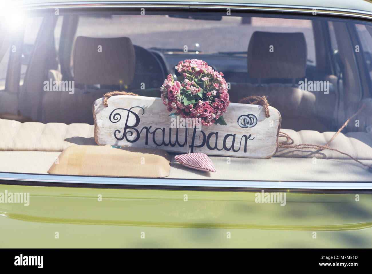 Un magnifique bouquet de roses roses décorées dans un voiture de mariage Banque D'Images