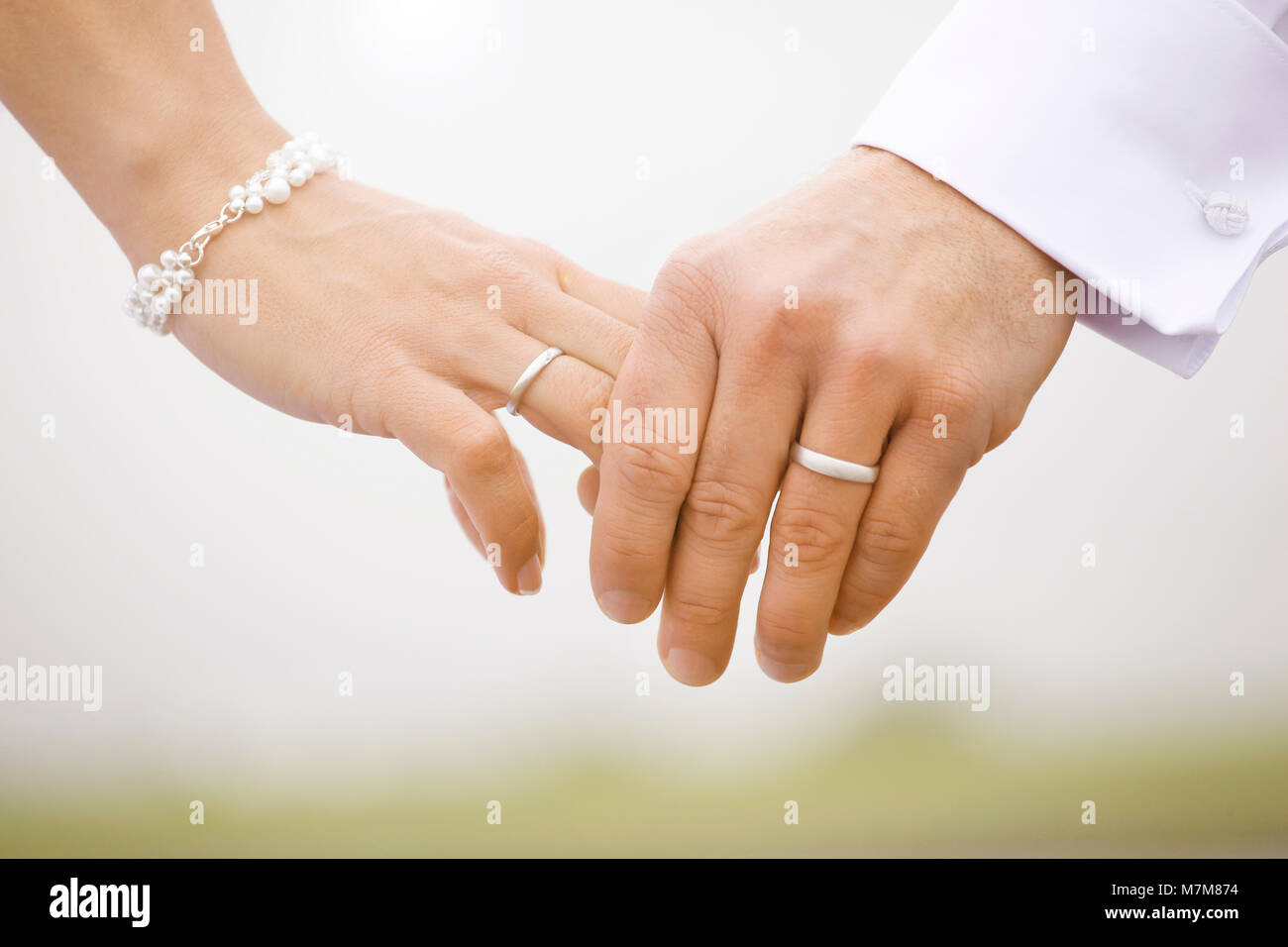 Un des nouveaux mariés garder leurs mains ensemble avec les nouveaux anneaux de mariage Banque D'Images