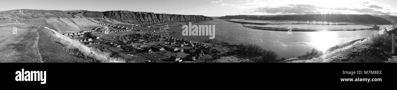Le puissant Columbia coule autour d'un coude dans une gorge à Trinidad Banque D'Images