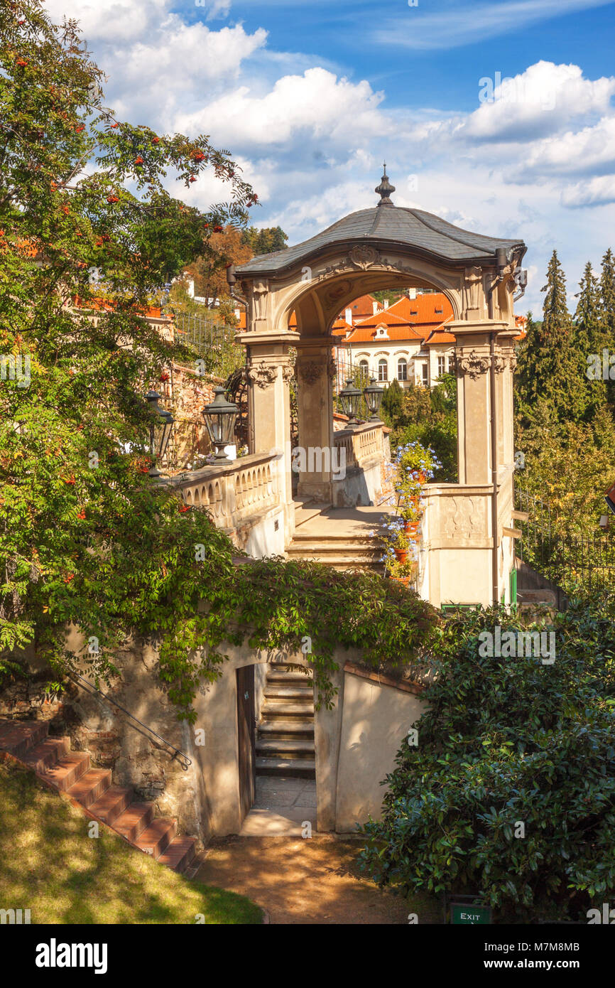 Petit jardin Furstenberg, Prague - 11 juillet : Gloriette avec double escalier dans la partie inférieure du petit jardin Furstenberg le 11 juillet 2017 à Prague, Cz Banque D'Images