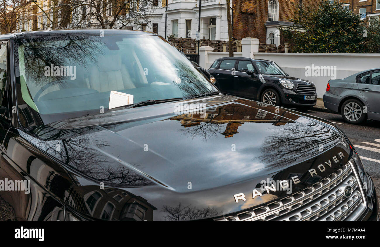 Londres, Royaume-Uni - 10 mars 2018 : ticket de parking pour une pénalité ou amende coincé sur Range Rover pare-brise de voiture, capturés dans le Royal Borough de Kensington un Banque D'Images