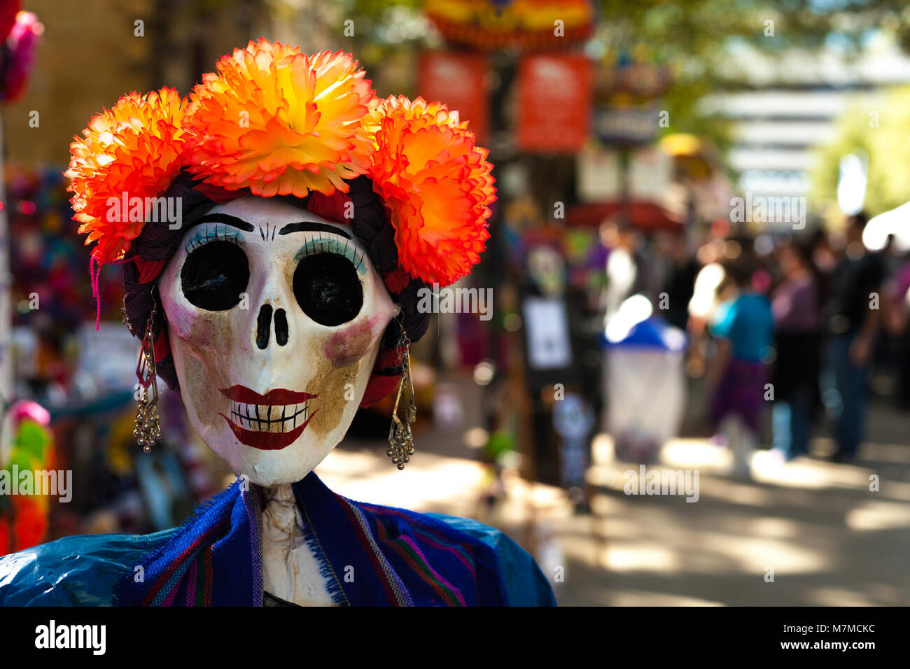 Mannequin squelette peint et décoré avec des fleurs en papier mâché orange et boucles d pour Dia de los Muertos/ le Jour des Morts Banque D'Images