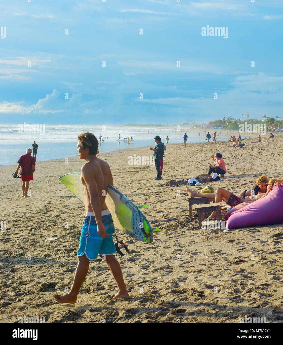 CANGGU, BALI, INDONÉSIE - Jan 19, 2017 : marche avec des surfers sur la plage de surf. L'île de Bali est l'une des meilleures au monde destinations surf Banque D'Images