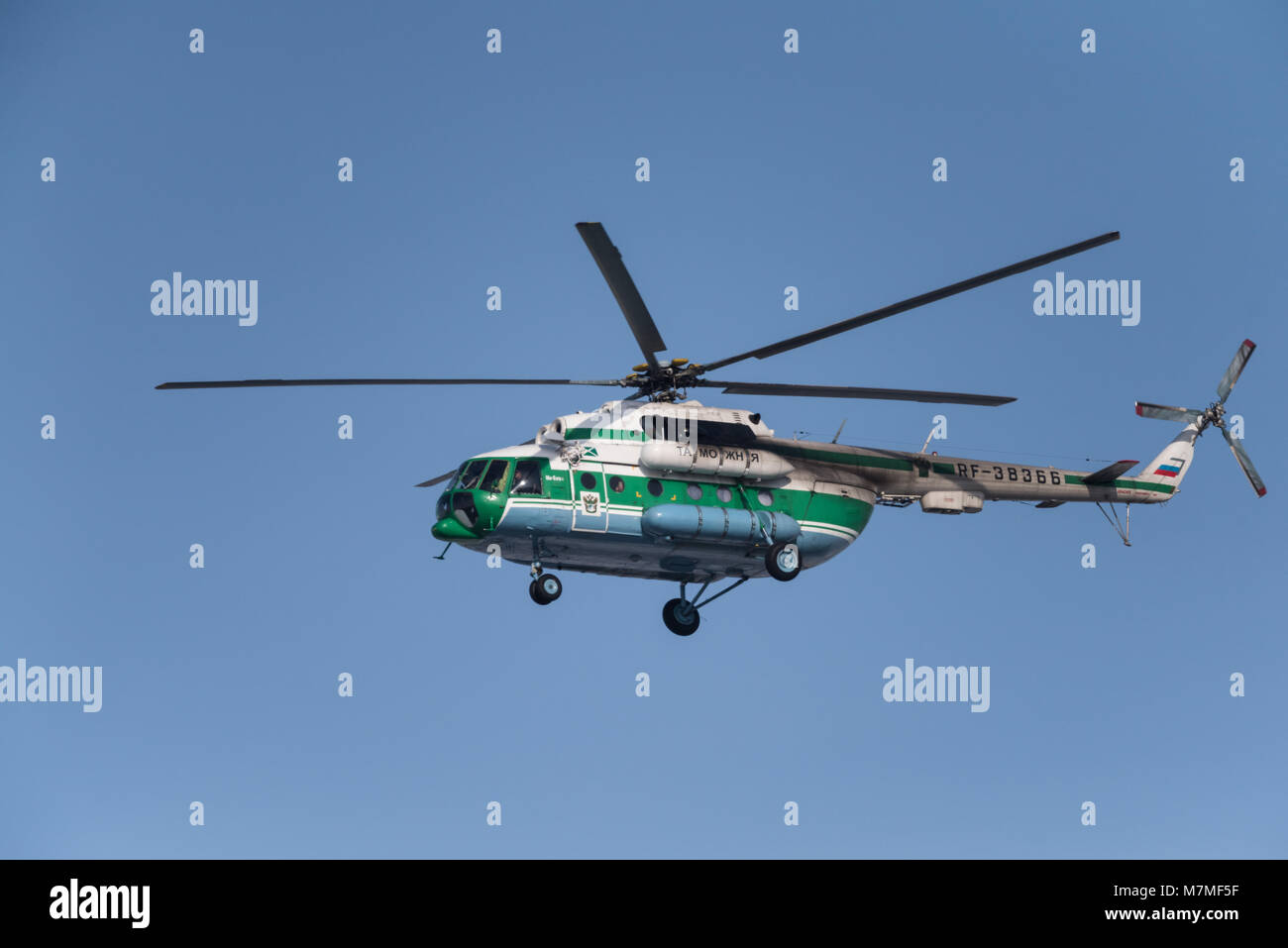 Novosibirsk, Russie - le 14 février 2018 : Helicopter Mil Mi-8 Hip MTV-1 RF-38366 dans le ciel près de l'Aéroport International Tolmachevo Banque D'Images