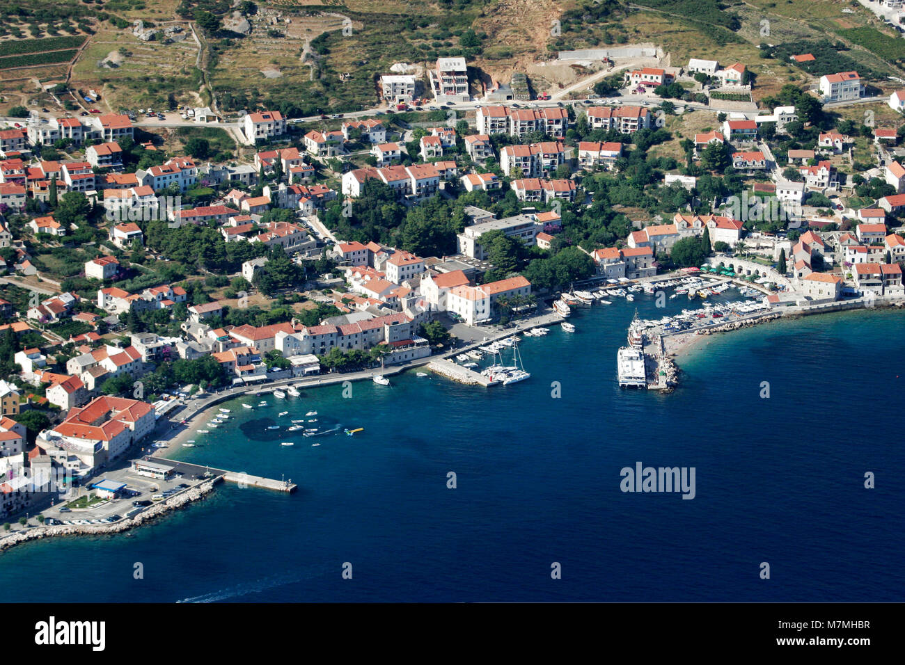 Village Bol sur l'île de Brac, célèbre lieu touristique en Croatie Banque D'Images