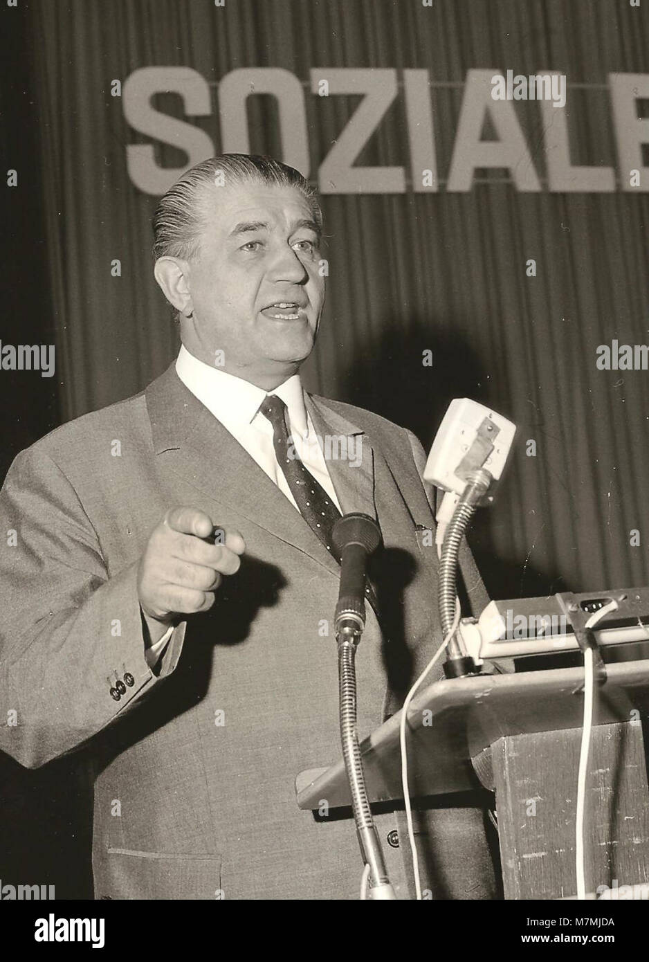 Wilhelm Fay, président de la CDU, prononce un discours lors d'une campagne électorale du Bundestag en Allemagne, abordant des sujets politiques pertinents pour la période électorale. Banque D'Images