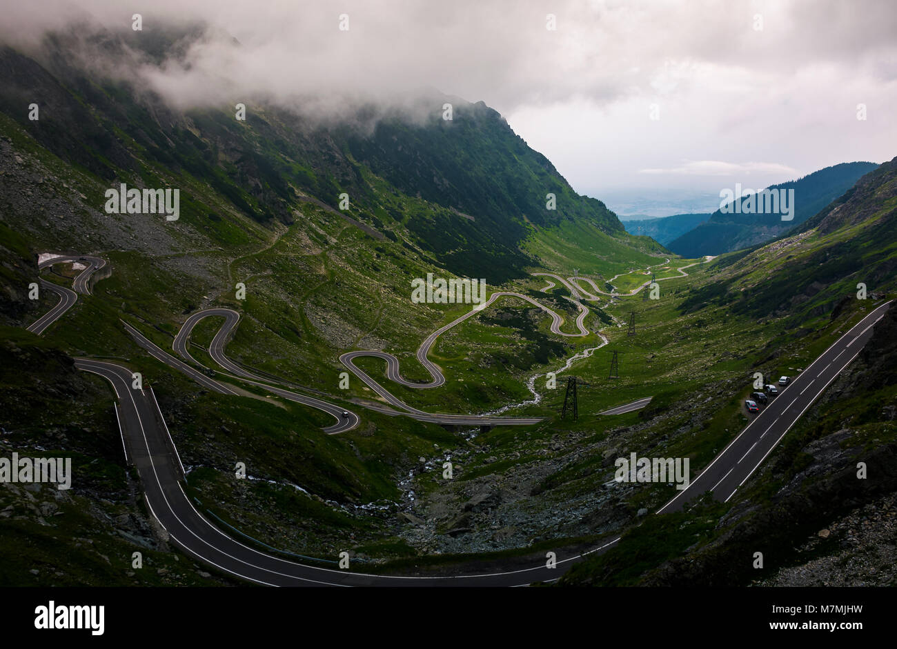 Transfagarasan road vue depuis la falaise. moment dramatique avant la tempête Banque D'Images