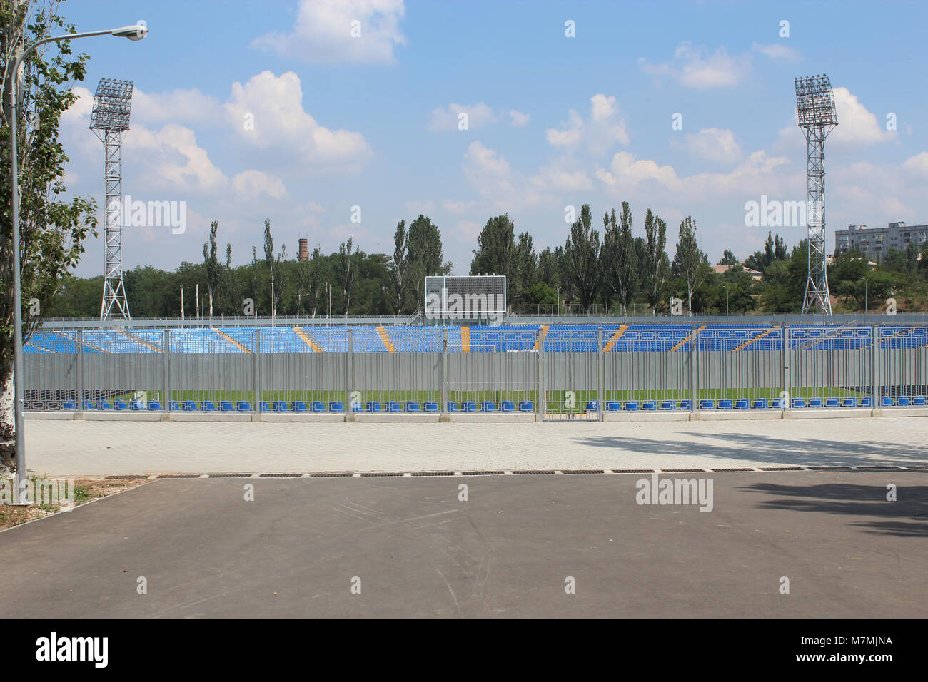 Une photographie du stade Central City à Mykolaiv, Ukraine, montrant les installations sportives et les places assises utilisées pour les matchs de football et autres événements sportifs. Banque D'Images