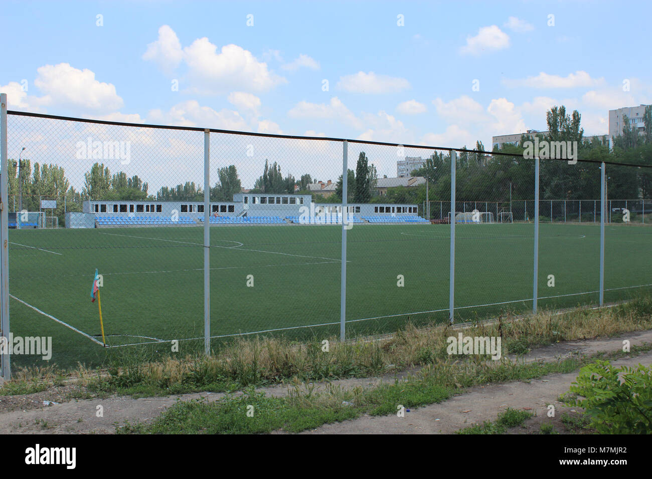 Une image du Central City Stadium à Mykolaiv, Ukraine, avec son terrain de gazon artificiel utilisé pour l'entraînement et les compétitions de football. Banque D'Images