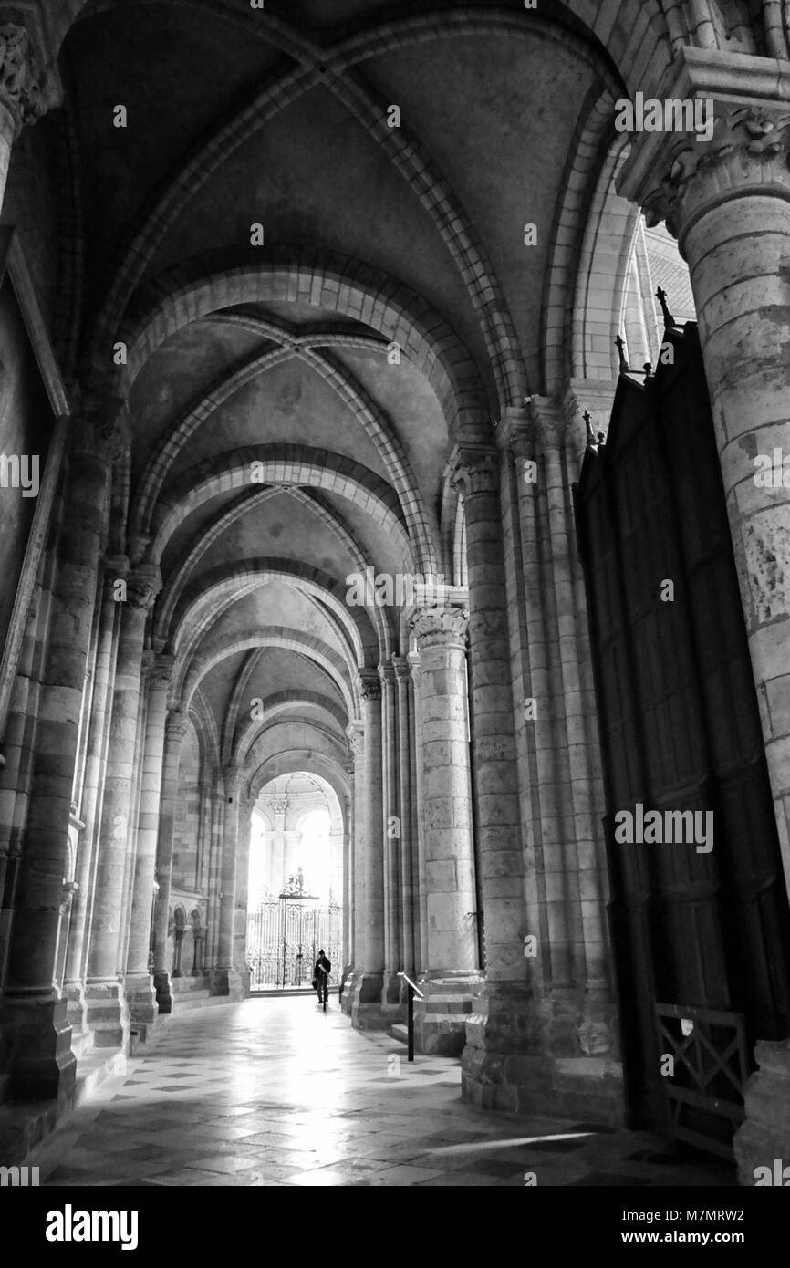 La cathédrale Saint-Étienne de sens, située à sens, est une cathédrale gothique datant du XIIe siècle. Elle est connue pour son importance architecturale, ses vitraux et son rôle historique comme l'une des premières cathédrales gothiques de France. Banque D'Images
