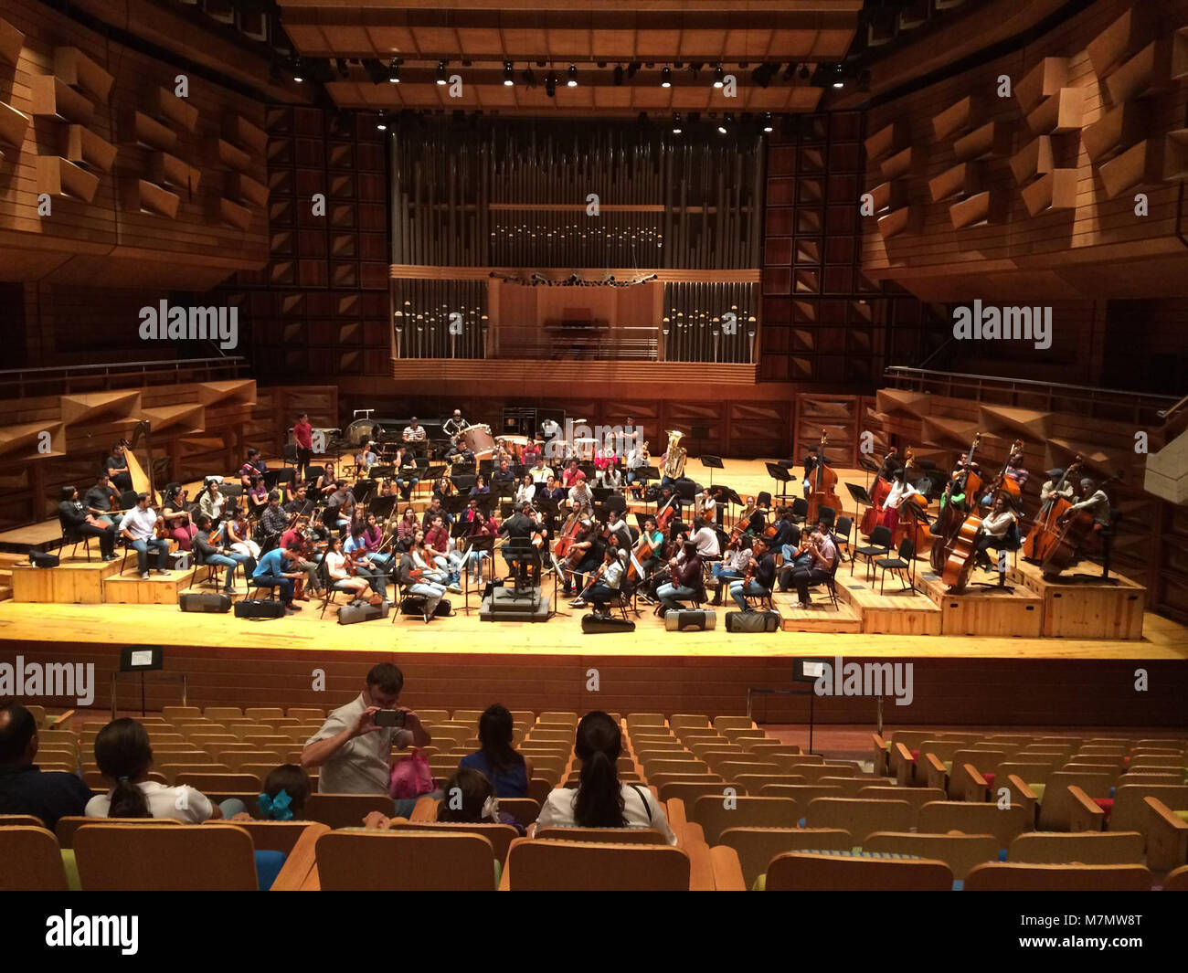 Le Centro de Acción social por la Música à Caracas, Venezuela, géré par Fundamusical Simón Bolívar, sert de centre culturel et éducatif promouvant le développement social à travers des programmes de musique orchestrale et chorale. Banque D'Images