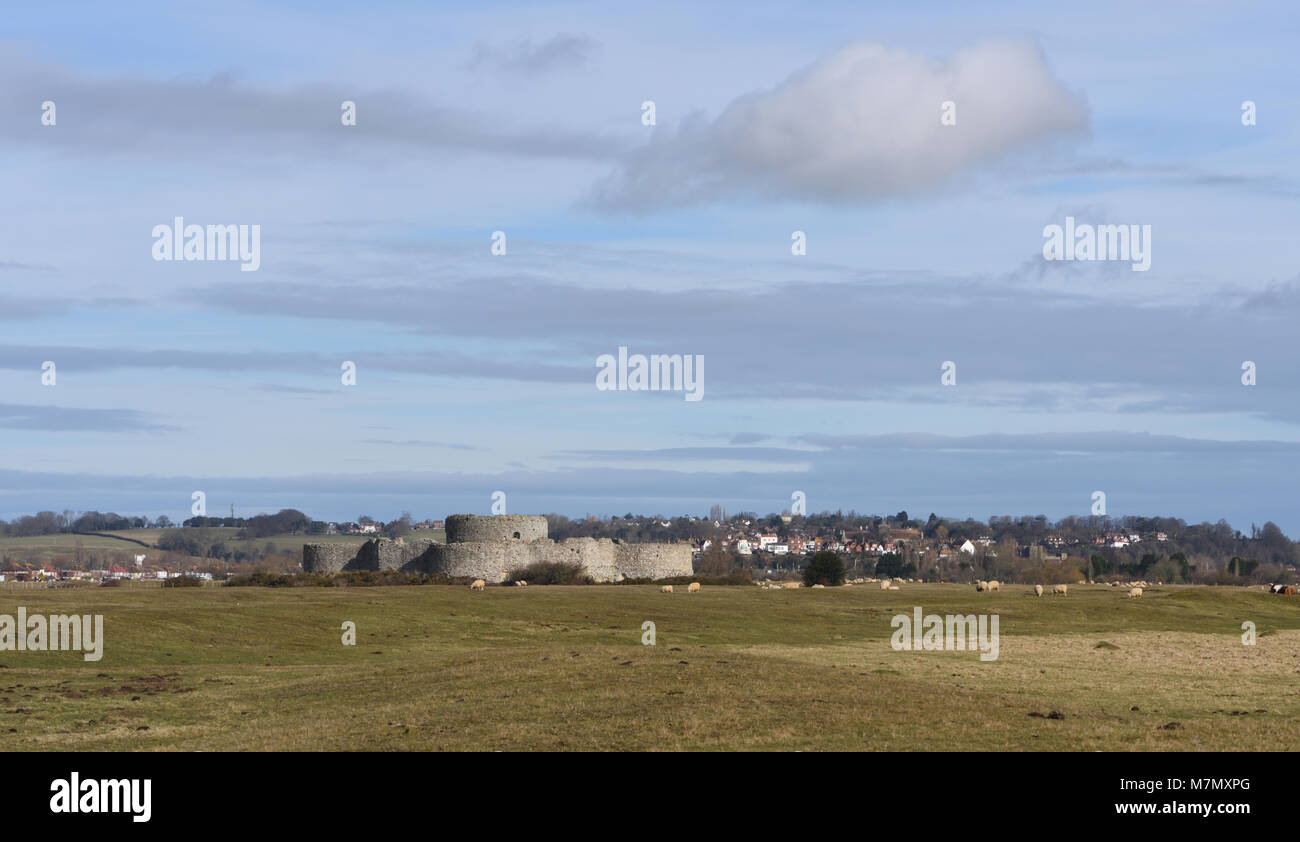 Le xvie siècle, le Château de Camber et la ville de Winchelsea Château. Le premier plan aurait été mer lorsque le château a été construit. Winchelsea, Susse Banque D'Images