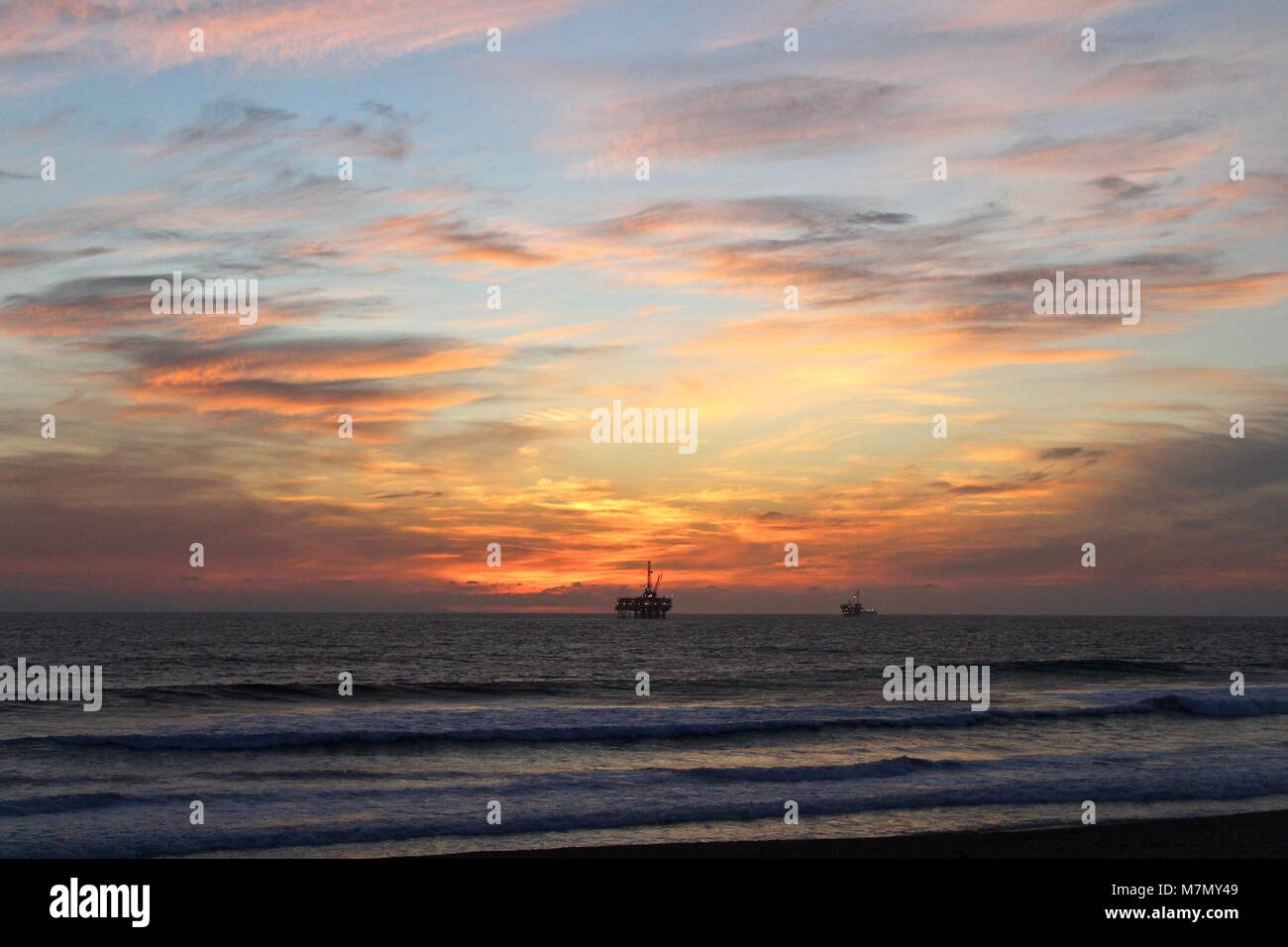 Nuageux coucher du soleil à la plage Banque D'Images