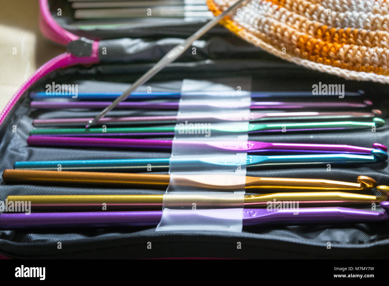 La préparation d'un bikini avec des outils pour le crochet, pelote de couleur Banque D'Images