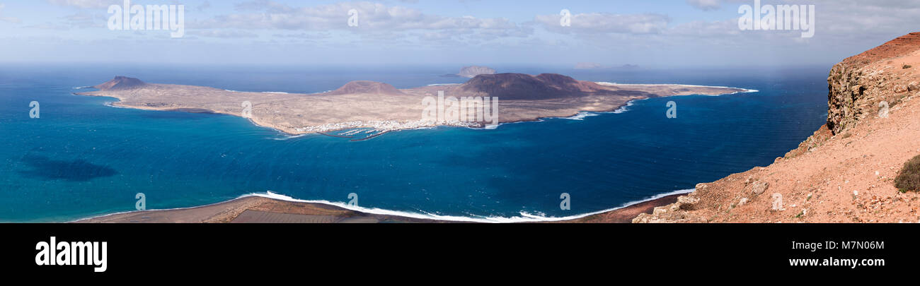 Vue panoramique sur l'île de La Graciosa et l'océan Atlantique, Lanzarote, Îles Canaries Banque D'Images