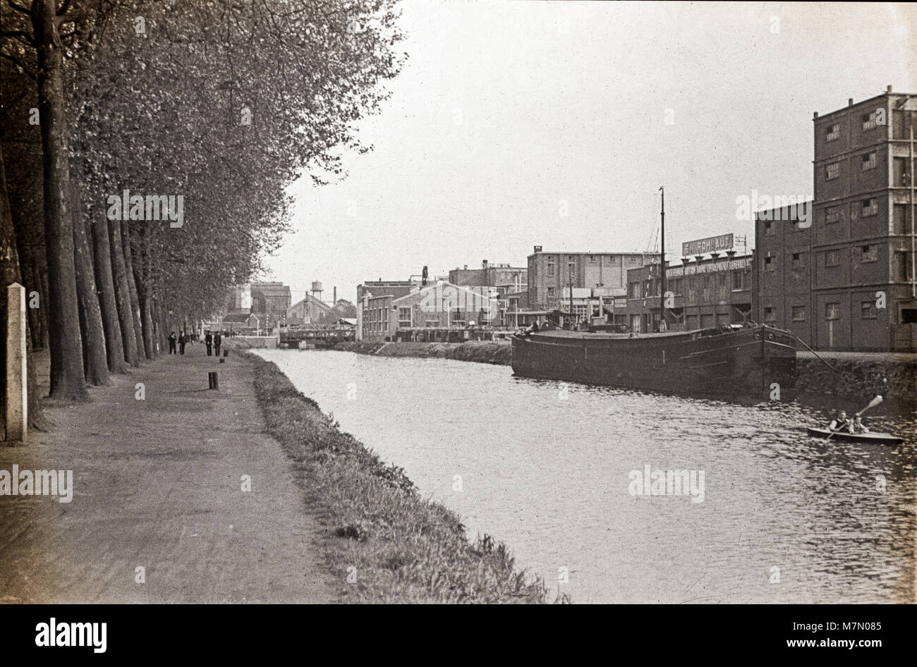 1930 image en noir et blanc de la Dender rivière canal qui traverse la ville d'Aalst Banque D'Images