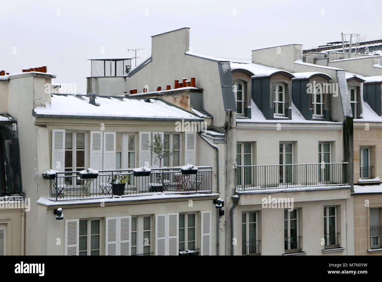 toits-de-paris-sous-la-neige-banque-de-photographies-et-d-images