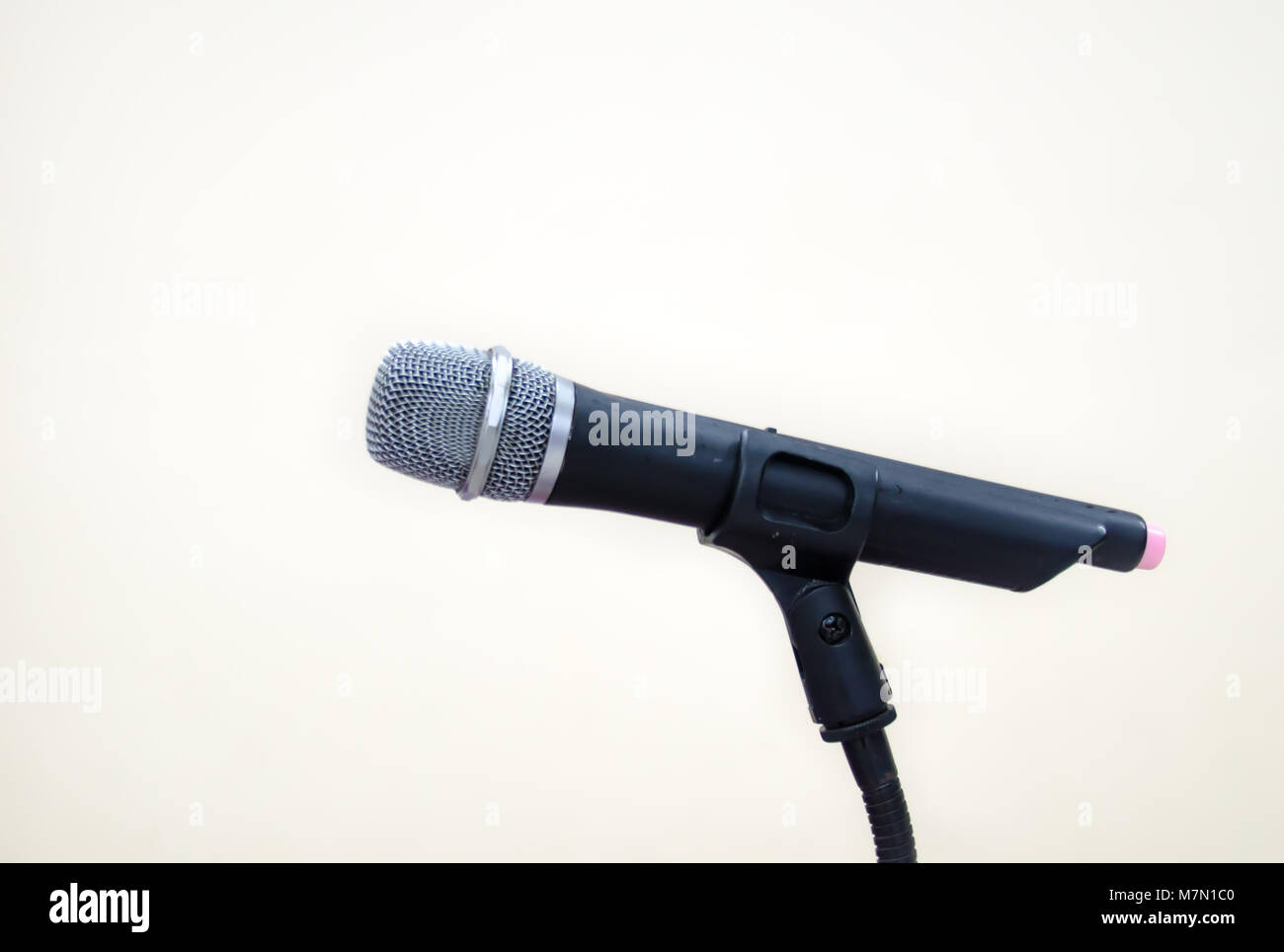 Microphone sans fil sur fond blanc Banque D'Images