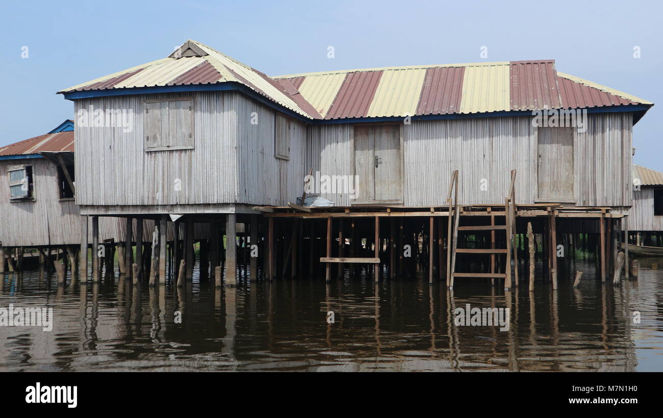 Close up de maisons sur pilotis au village sur le Lac Nokoué Ganvie au Bénin, Afrique de l'Ouest Banque D'Images