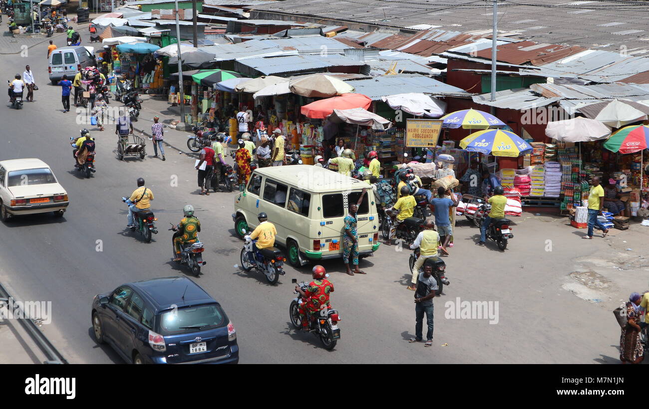 Marché Dantokpa occupé à Cotonou, Bénin, l'image aérienne. Banque D'Images