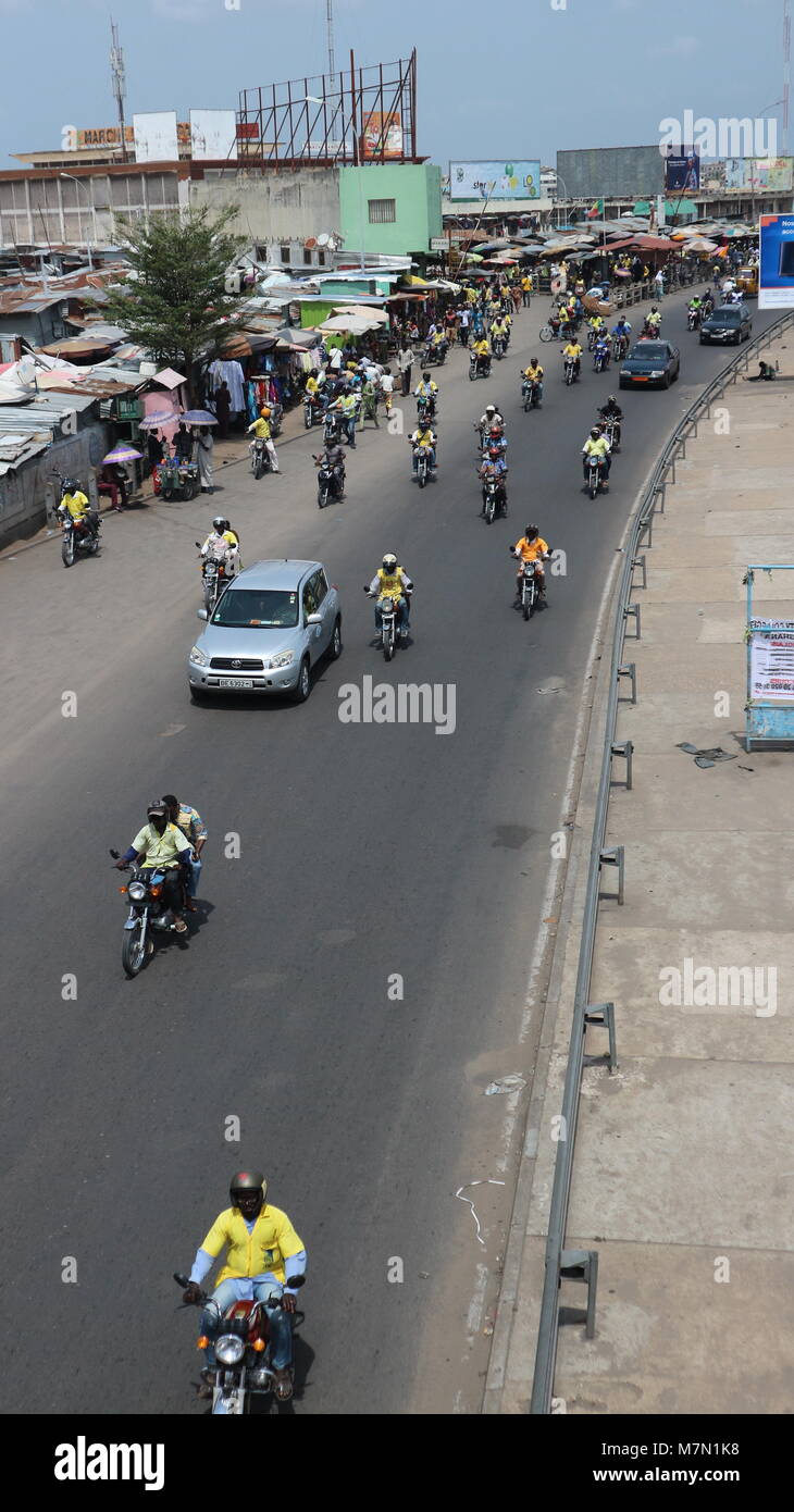 Rue animée par marché Danktopa à Cotonou, Bénin, l'image aérienne. Banque D'Images