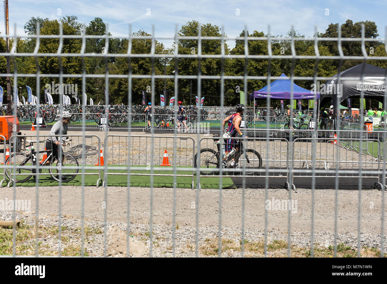 Vélos de triathlon du sportif entreposé au cours de l'Ironman 70.3 Pucon 2018 Banque D'Images