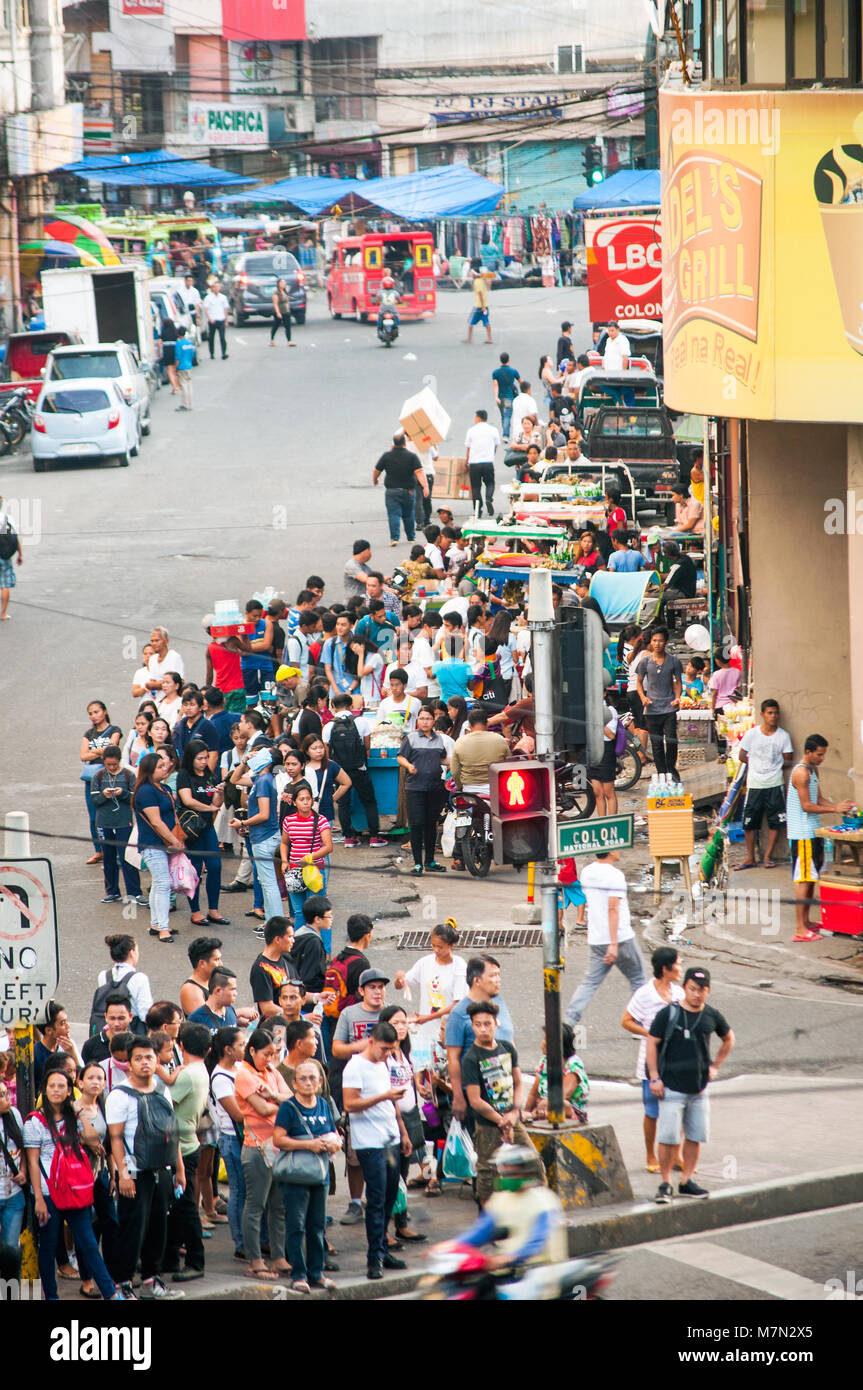 Vue aérienne de pederstrians traversant la rue Colon, Cebu City, Philippines Banque D'Images