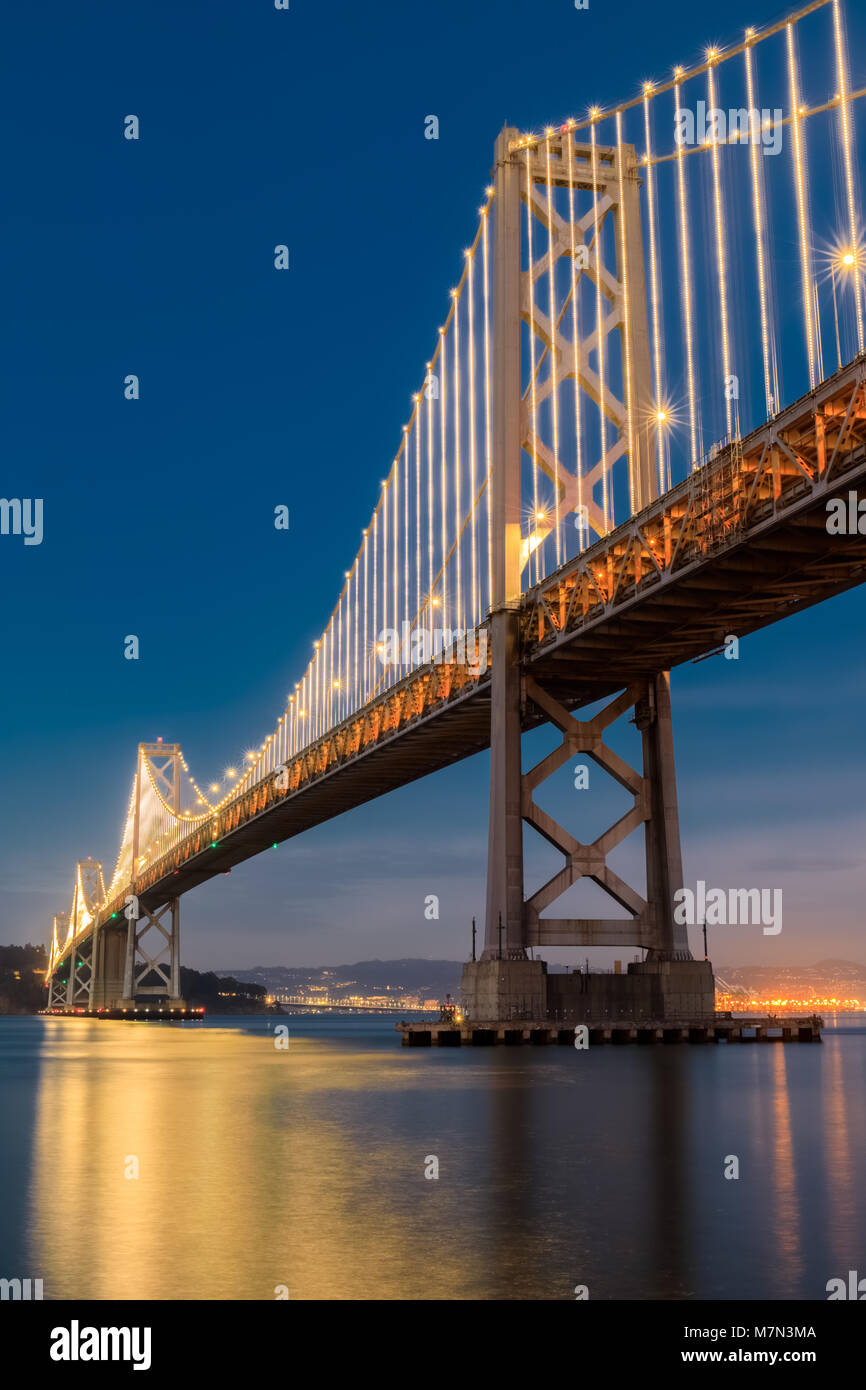 Sous le Bay Bridge reflets de lumière Banque D'Images