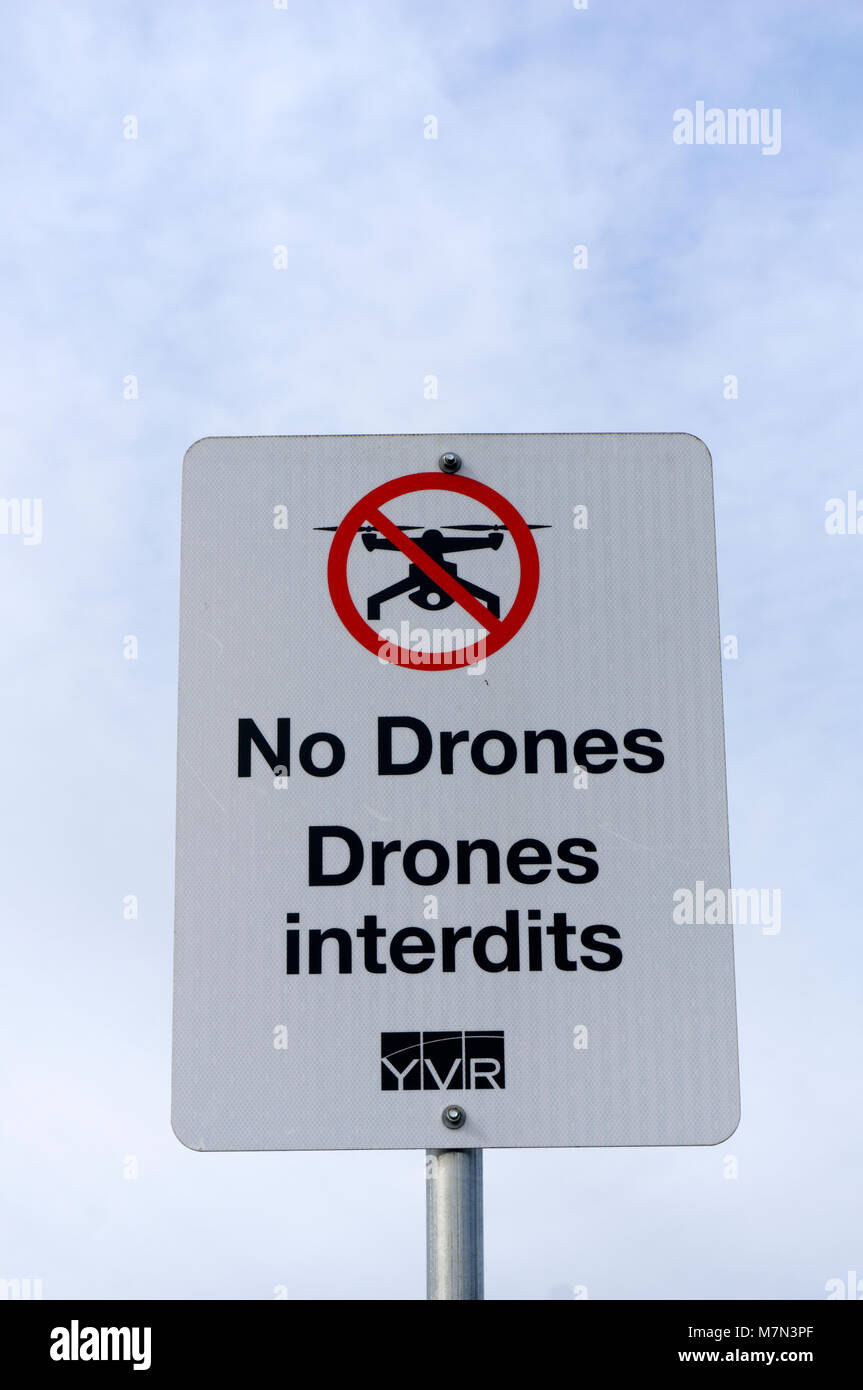 Bilingue anglais et français pas de drones sign in Larry Berg Vol Park, Richmond, BC, Canada Banque D'Images