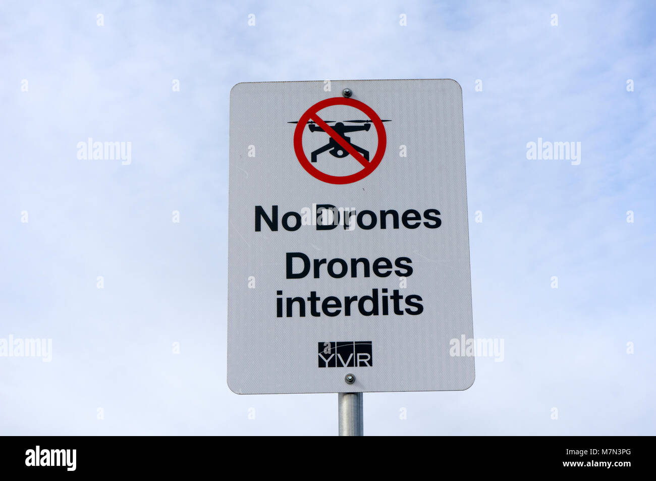 Bilingue anglais et français pas de drones sign in Larry Berg Vol Park, Richmond, BC, Canada Banque D'Images