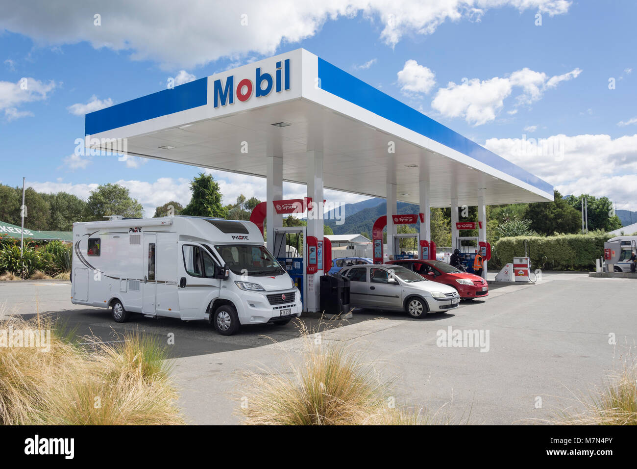 Mobil Station-service, l'Autoroute, Murchison, région de Tasmanie, Nouvelle-Zélande Banque D'Images