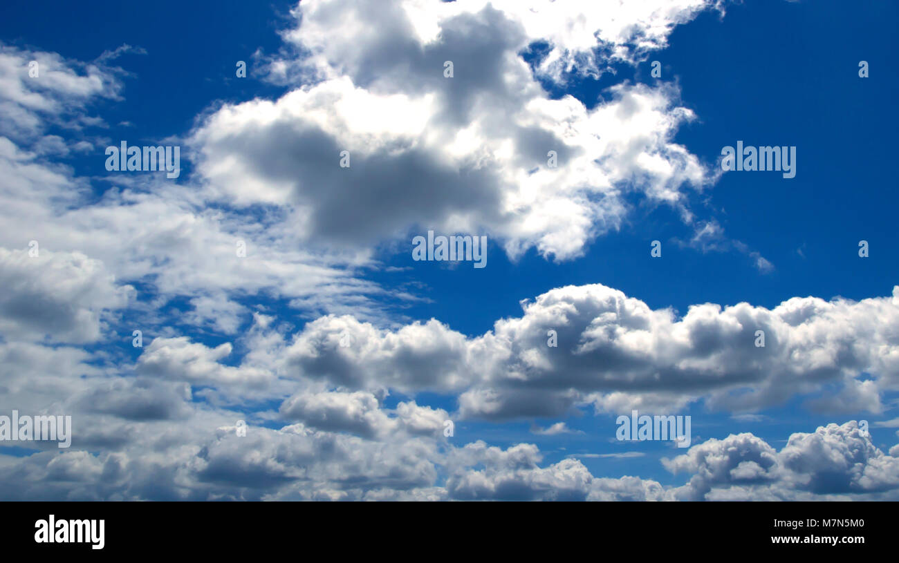 Ciel nuages blancs de texture de fond naturelle de l'air Banque D'Images