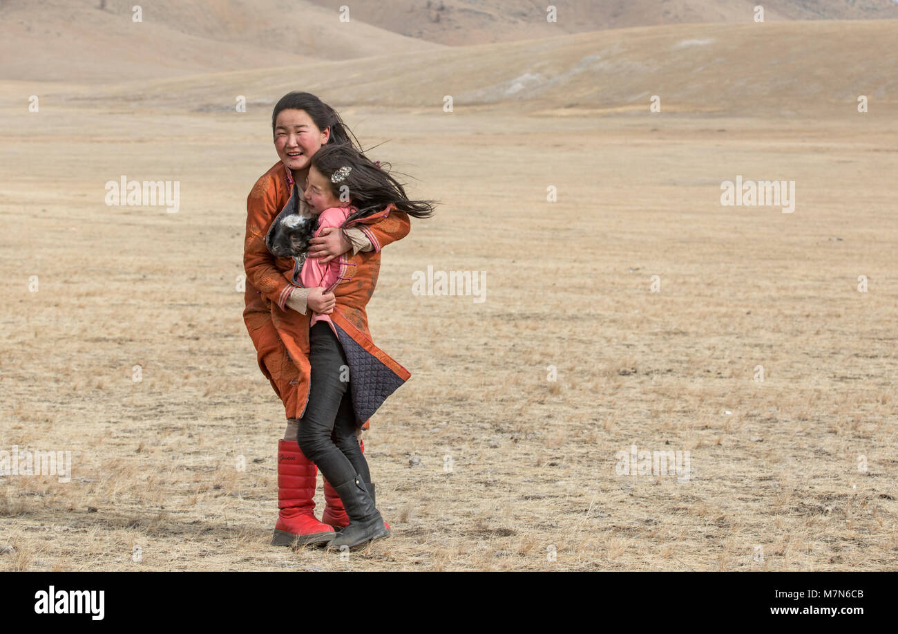 Hatgal, la Mongolie, le 3 mars 2018 : Nomad in une steppe du nord de la Mongolie cherche à cacher d'une tempête de poussière Banque D'Images