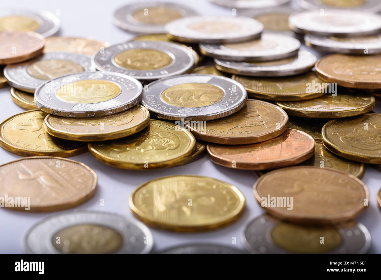 Hamilton, Ontario / Canada - 10 mars 2018 : un dollar canadien dollar américain et deux pièces de monnaie de circulation Banque D'Images