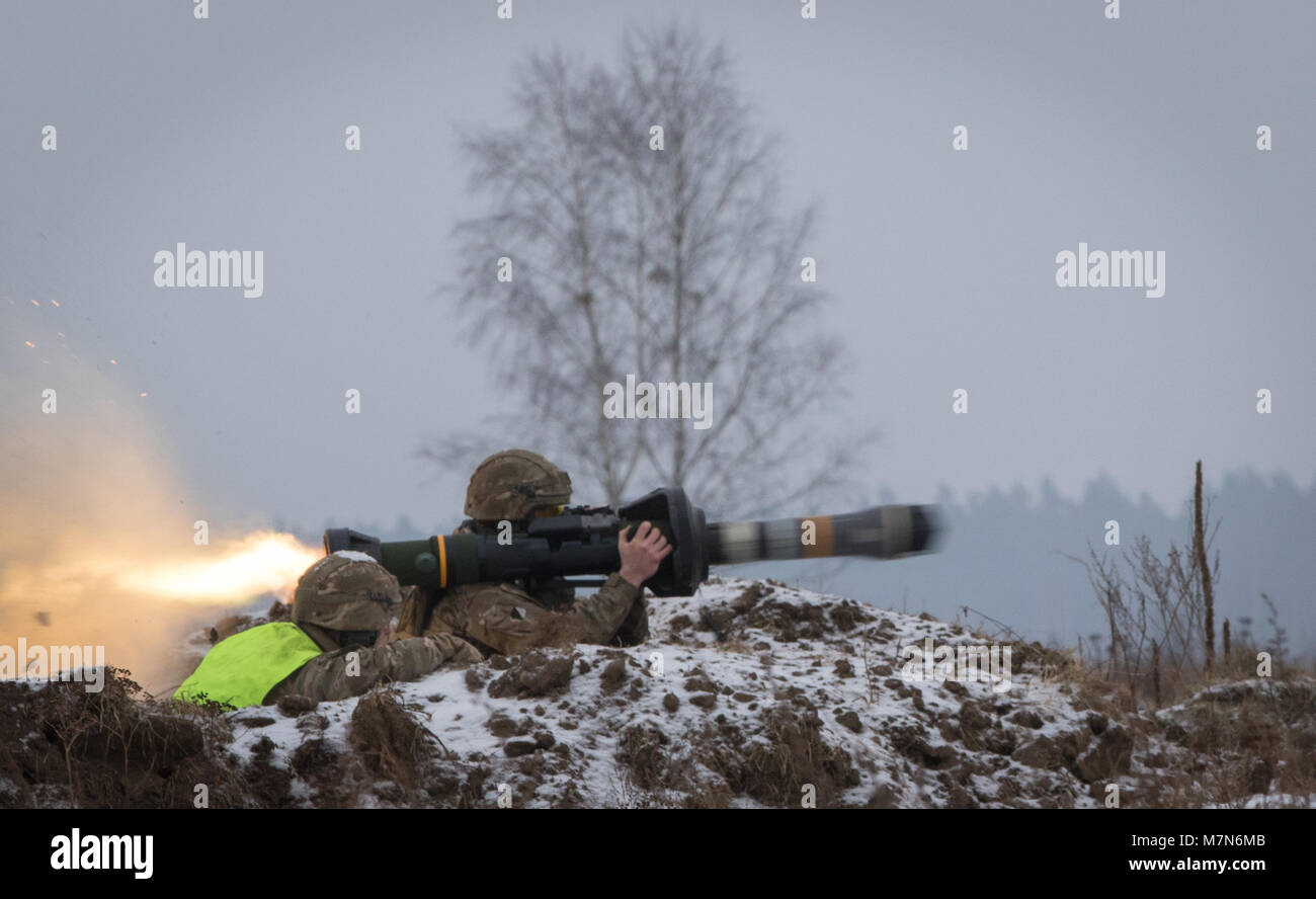 Soldats britanniques affectés à l'Light Dragoons fire un char de combat principal de la lumière de la prochaine génération d'armes antichar (MBT) droit à une plage près de la zone d'entraînement Bemowo Piskie, Pologne, le 7 mars 2018. Ces soldats font partie de l'unique, composé de groupe de combat multinationales des États-Unis, du Royaume-Uni, de la Croatie et de soldats roumains qui servent avec la 15e Brigade mécanisée polonaise comme une force de dissuasion dans le nord-est de la Pologne à l'appui de l'OTAN vers l'amélioration de la présence. (U.S. Photo de l'armée par la CPS. Andrew McNeil/ Mobile 22e Détachement des affaires publiques) Banque D'Images